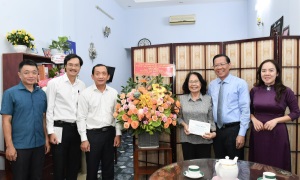 Chủ tịch UBND TP. Hồ Chí Minh Phan Văn Mãi thăm cán bộ lão thành ngành Y tế